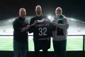 巴黎足球俱乐部很高兴宣布与 Stahls TPT 续签合作关系，后者将成为俱乐部官方供应商直到 2027 年。