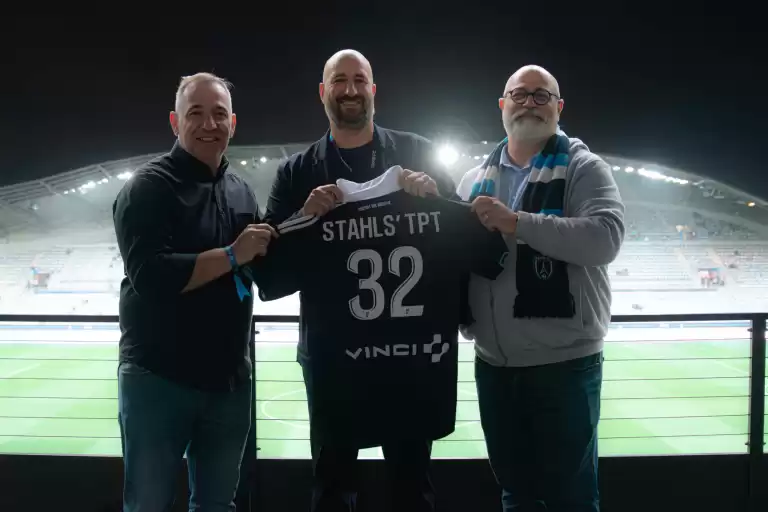 巴黎足球俱乐部很高兴宣布与 Stahls TPT 续签合作关系，后者将成为俱乐部官方供应商直到 2027 年。