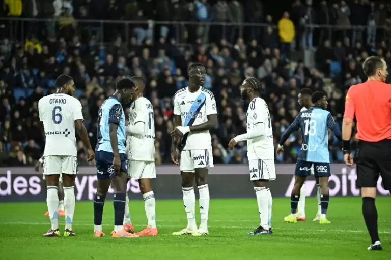 VAR定生死！巴黎FC险平勒阿弗尔，点球射失让诺曼底雨夜窒息