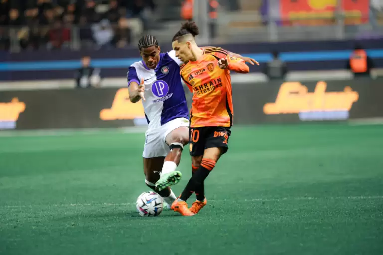 法甲重磅：巴黎FC主场0-3惨败图卢兹，2025年主场收官战饮恨