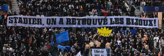 看台打标语回应卢浮宫劫案